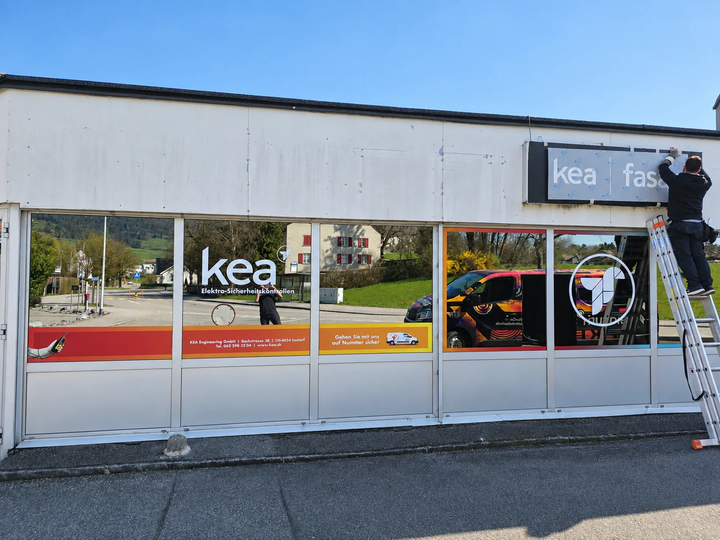 Montage der KEA-Beschriftung am Lager an der Hauptstrasse in Lostorf