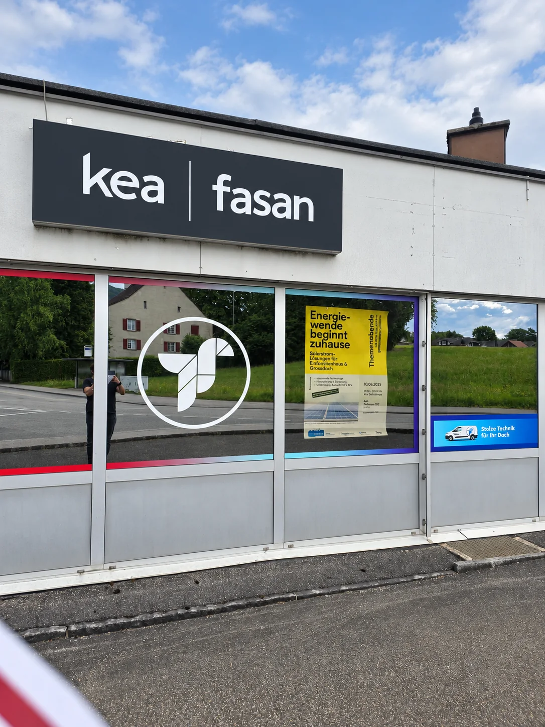 Fassade des KEA-Lagers in Lostorf mit KEA-Beschriftung und Vogel-Signet im Fenster