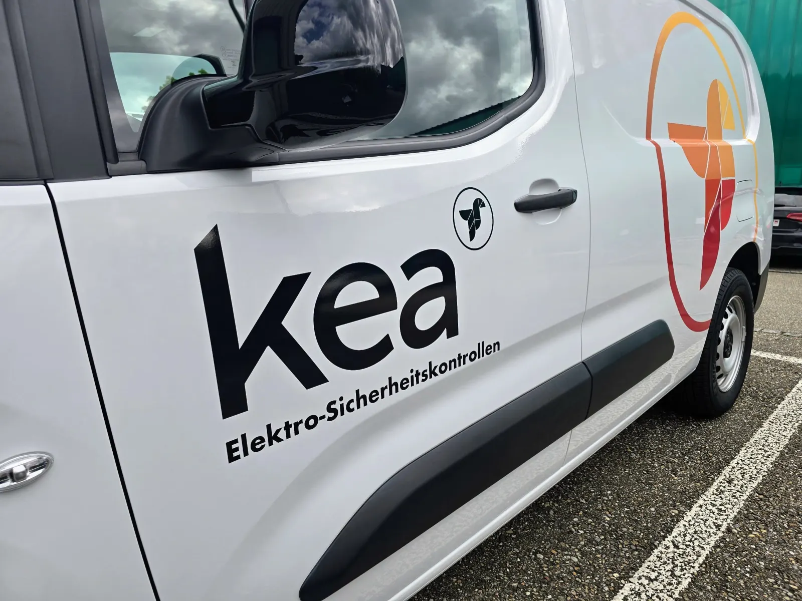 Fahrertür des KEA-Lieferwagens mit grossem Schriftzug «kea» und dem Zusatz «Elektro-Sicherheitskontrollen»
