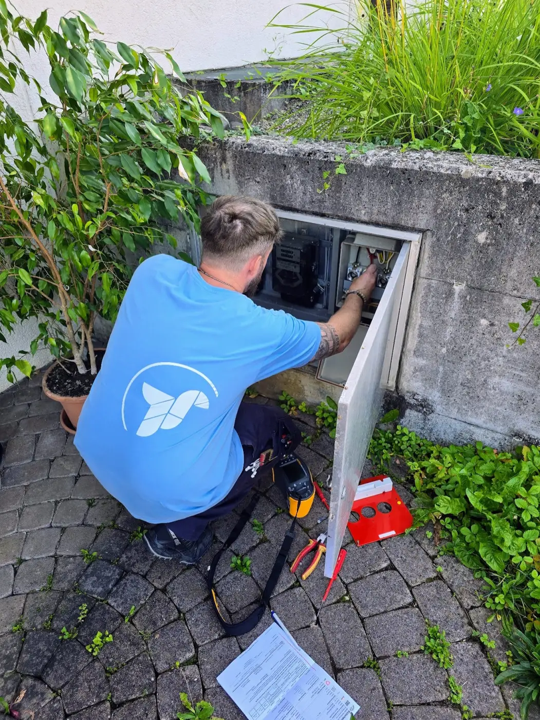 KEA-Kontrolleur arbeitet an einem geöffneten Aussen-Zählerkasten